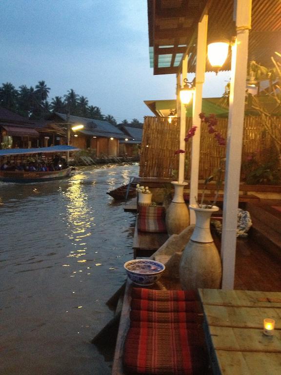 At Casa Guesthouse Amphawa Exterior photo