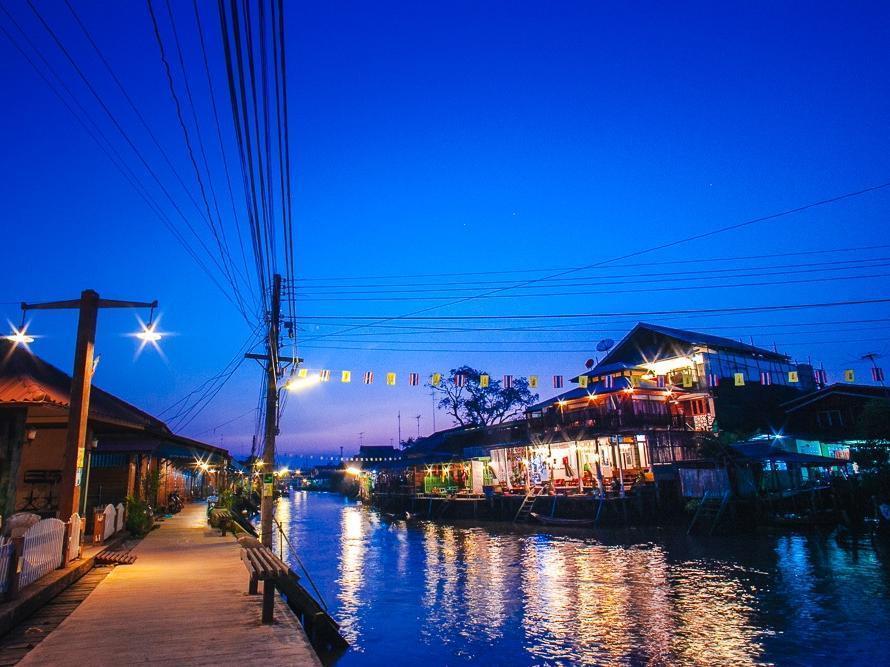 At Casa Guesthouse Amphawa Exterior photo