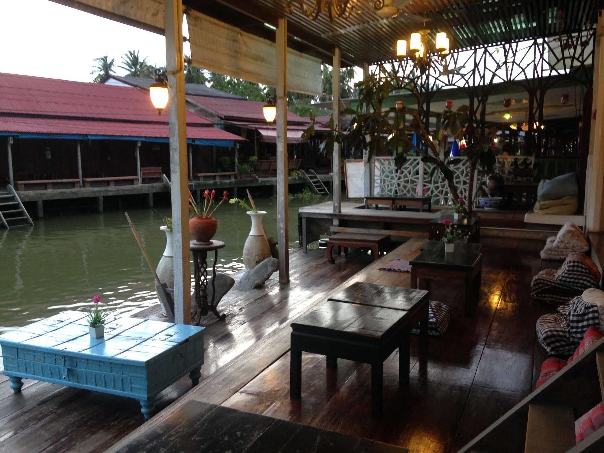 At Casa Guesthouse Amphawa Exterior photo