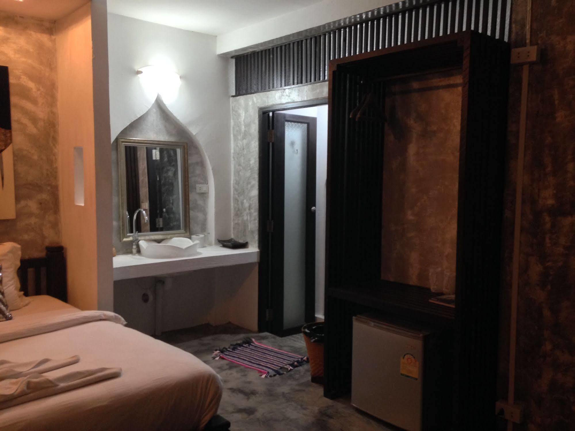 At Casa Guesthouse Amphawa Exterior photo