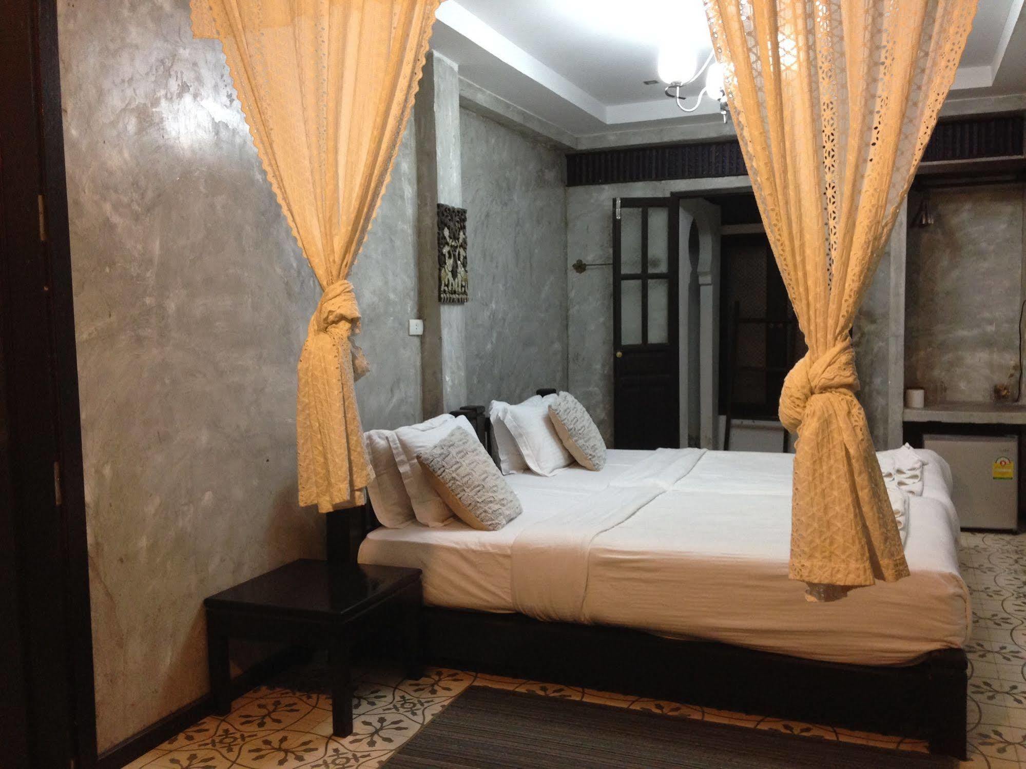 At Casa Guesthouse Amphawa Exterior photo