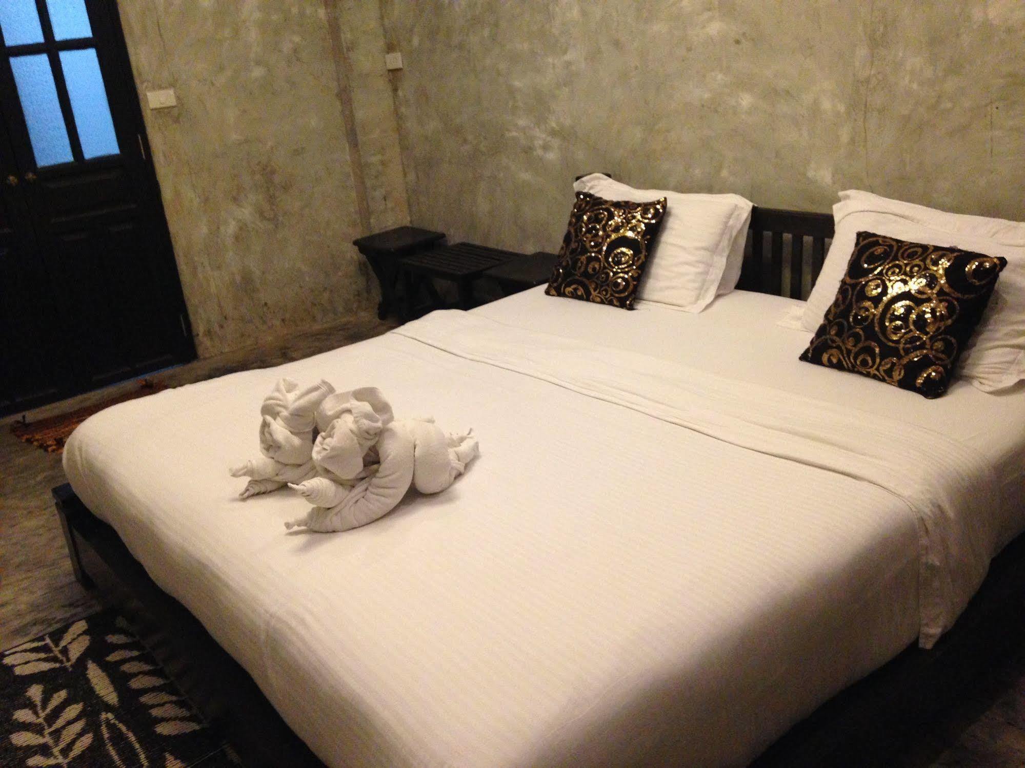 At Casa Guesthouse Amphawa Exterior photo