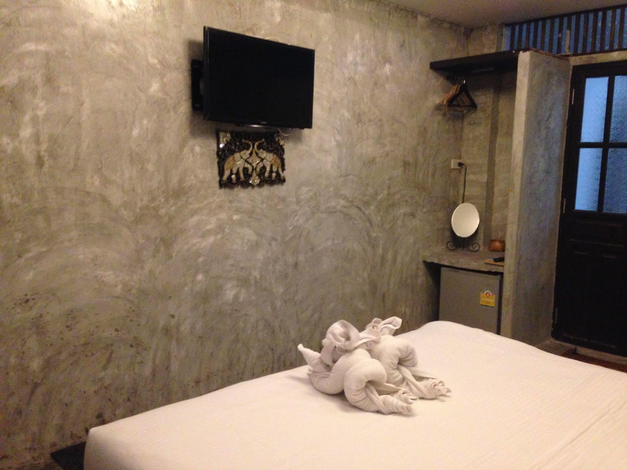 At Casa Guesthouse Amphawa Exterior photo