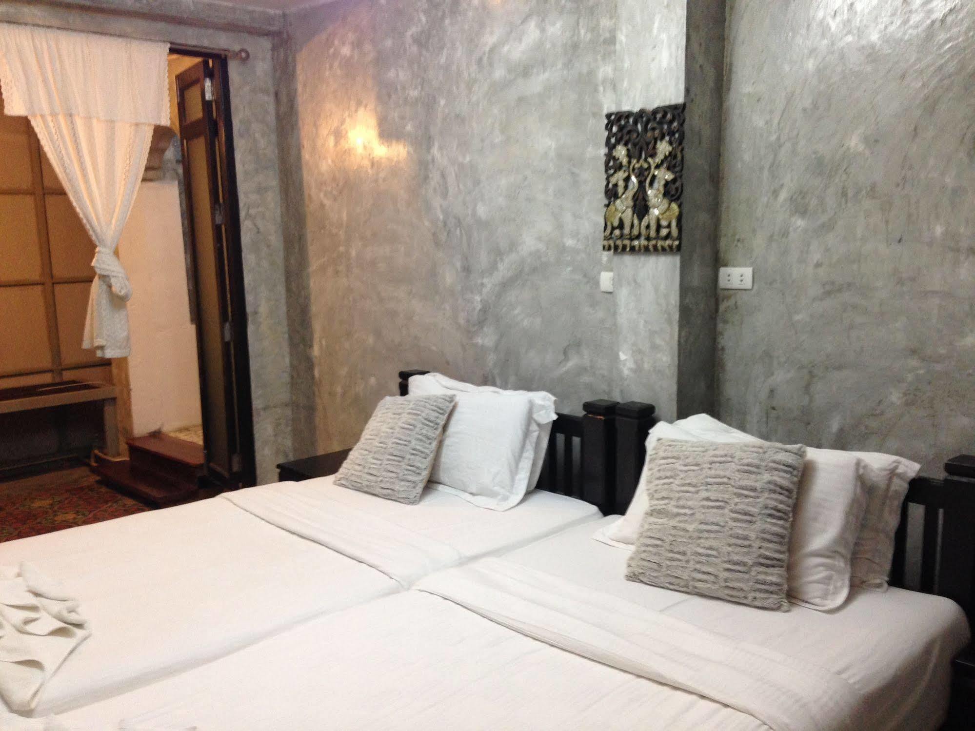 At Casa Guesthouse Amphawa Exterior photo