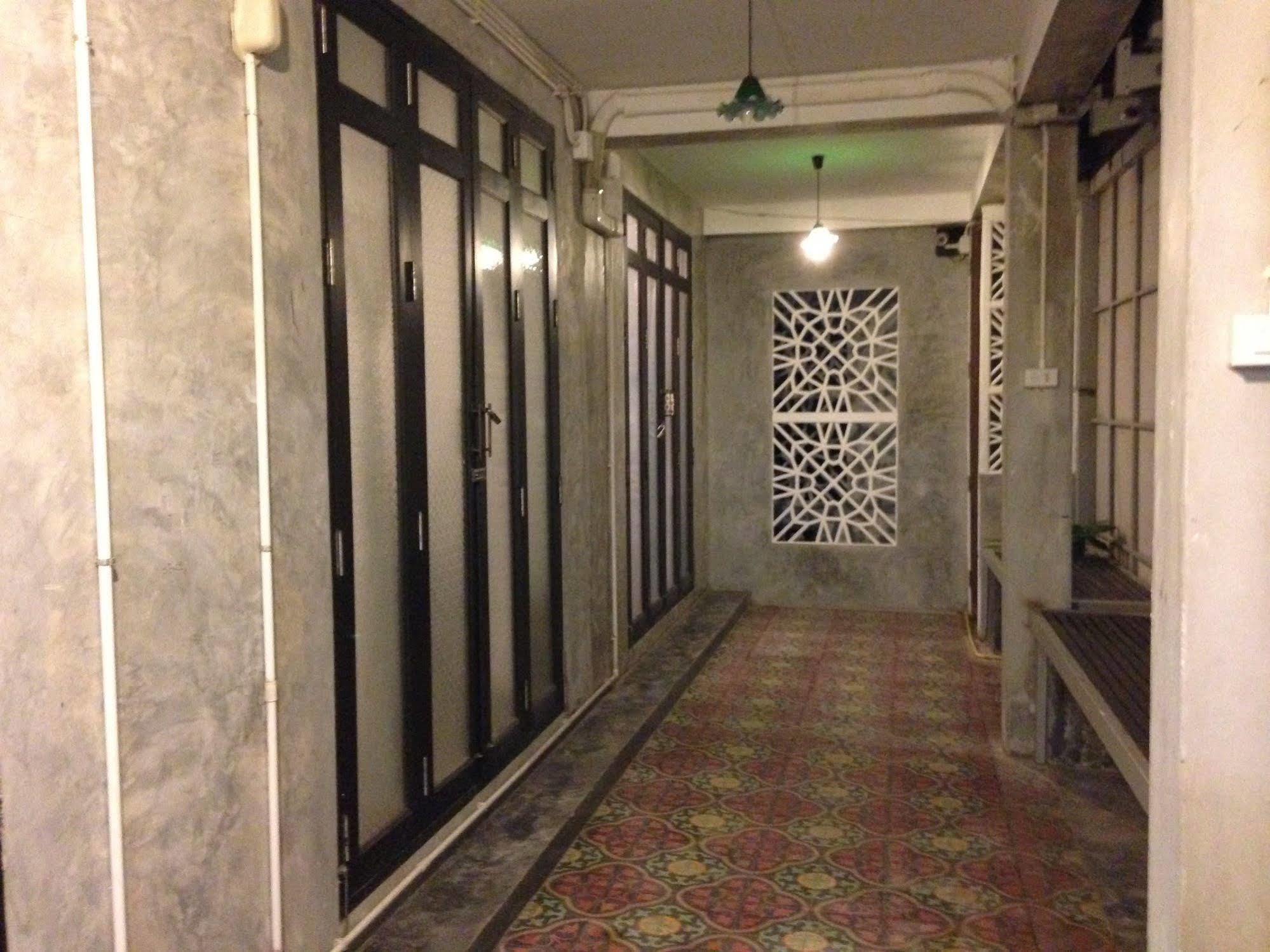 At Casa Guesthouse Amphawa Exterior photo